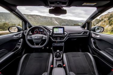 Ford Fiesta ST سابعاً، هاتشباك 5 أبواب — لوحة القيادة