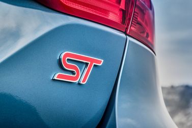 Ford Fiesta ST سابعاً، هاتشباك 3 أبواب — شعار السيارة واسم الطراز