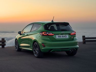 Ford Fiesta ST فيس ليفت السابع، هاتشباك 3 أبواب — منظر خلفي بزاوية ثلاثة أرباع