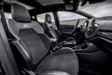 Ford Fiesta ST سابعاً، هاتشباك 5 أبواب — المقاعد الأمامية