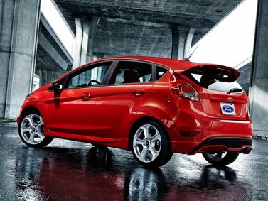 Ford Fiesta ST سادساً، هاتشباك 5 أبواب — منظر خلفي أيمن
