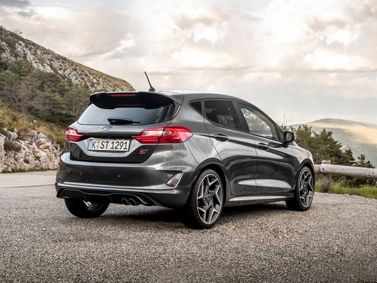 Ford Fiesta ST سابعاً، هاتشباك 5 أبواب — منظر خلفي أيمن