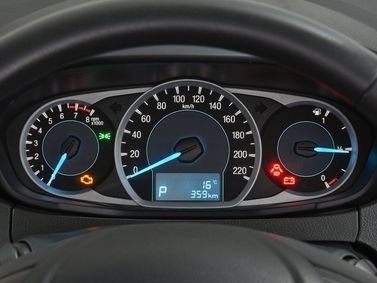 Ford Figo ثانياً، سيدان — لوحة العدادات