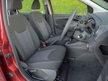 Ford Figo فيس ليفت الثاني، هاتشباك 5 أبواب — المقاعد الأمامية