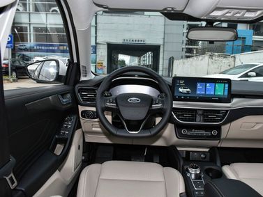 Ford Focus فيس ليفت IV (السوق الصيني)، سيدان — منطقة السائق