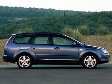 Ford Focus ثانياً، واجون 5 أبواب — منظر من الجانب الأيسر