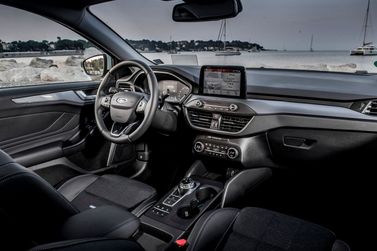 Ford Focus رابعاً، واجون 5 أبواب Active — لوحة القيادة