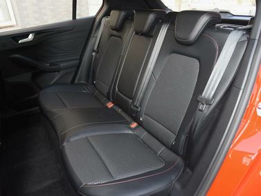 Ford Focus فيس ليفت IV (السوق الصيني)، هاتشباك 5 أبواب — المقاعد الخلفية