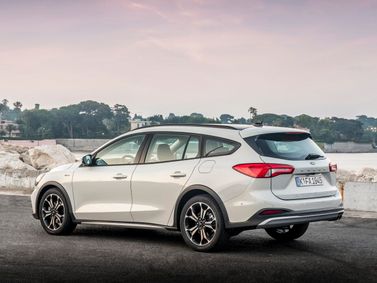 Ford Focus رابعاً، واجون 5 أبواب Active — منظر خلفي أيمن