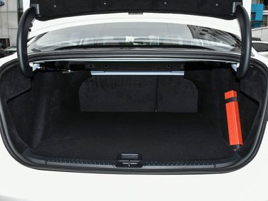 Ford Focus فيس ليفت IV (السوق الصيني)، سيدان — حجرة الأمتعة