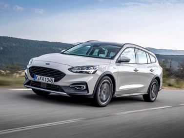 Ford Focus رابعاً، واجون 5 أبواب Active — منظر أمامي أيمن