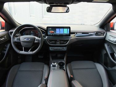 Ford Focus فيس ليفت IV (السوق الصيني)، هاتشباك 5 أبواب — منطقة السائق