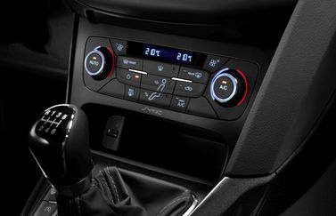 Ford Focus ثالثاً فيس ليفت، هاتشباك 5 أبواب — الكونسول الوسطي