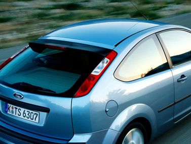 Ford Focus ثانياً، هاتشباك 3 أبواب — منظر خلفي أيمن