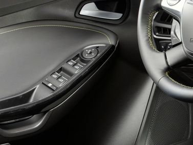 Ford Focus ثالثاً، هاتشباك 5 أبواب — تفصيل داخلي