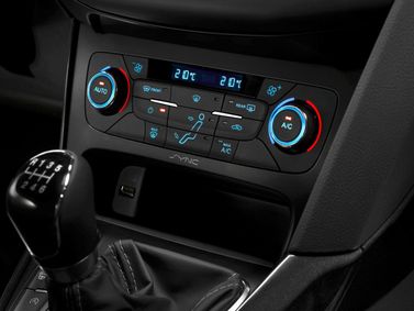 Ford Focus ثالثاً فيس ليفت، سيدان — الكونسول الوسطي
