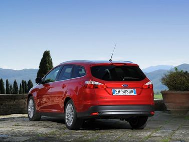 Ford Focus ثالثاً، واجون 5 أبواب — منظر خلفي أيسر