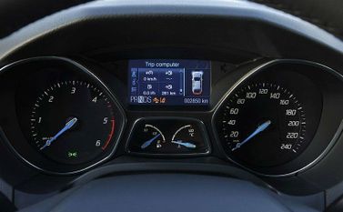 Ford Focus ثالثاً، سيدان — لوحة العدادات