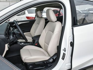Ford Focus فيس ليفت IV (السوق الصيني)، سيدان — المقاعد الأمامية