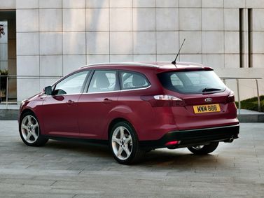 Ford Focus ثالثاً، واجون 5 أبواب — منظر خلفي أيسر
