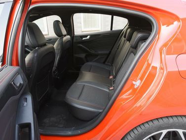 Ford Focus فيس ليفت IV (السوق الصيني)، هاتشباك 5 أبواب — المقاعد الخلفية