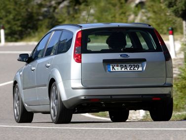 Ford Focus ثانياً، واجون 5 أبواب — منظر خلفي أيمن