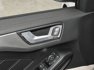 Ford Focus فيس ليفت IV (السوق الصيني)، سيدان — تفصيل داخلي