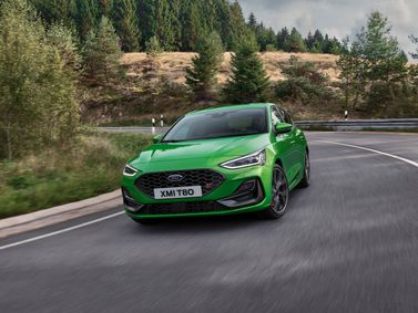 Ford Focus ST فيس ليفت IV، هاتشباك 5 أبواب — منظر أمامي بزاوية ثلاثة أرباع