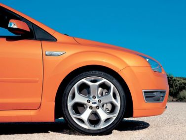 Ford Focus ST ثانياً، هاتشباك 3 أبواب — الجزء الأمامي من السيارة عن قرب