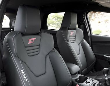 Ford Focus ST ثالثاً، واجون 5 أبواب — المقاعد الأمامية