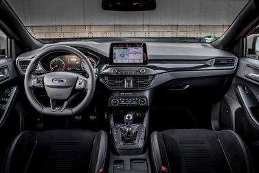 Ford Focus ST رابعاً، هاتشباك 5 أبواب — لوحة القيادة