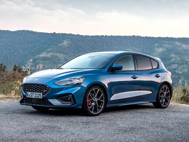 Ford Focus ST رابعاً، هاتشباك 5 أبواب — منظر أمامي أيمن