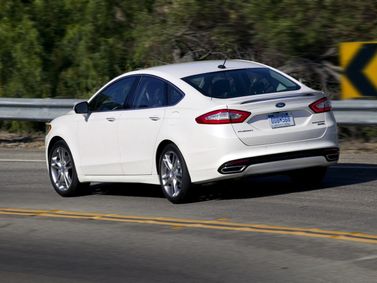 Ford Fusion (North America) II, Седан — вид сзади справа