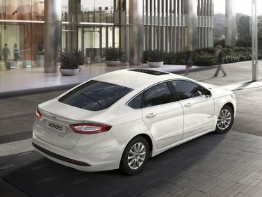 Ford Mondeo V, Седан — вид сзади справа