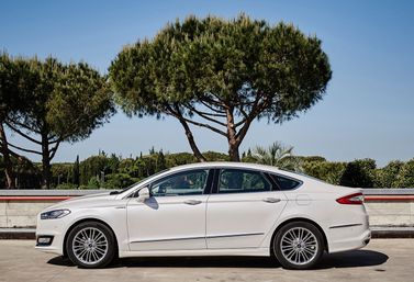 Ford Mondeo V, Седан — вид слева