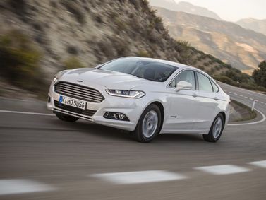 Ford Mondeo V, Седан — вид спереди справа