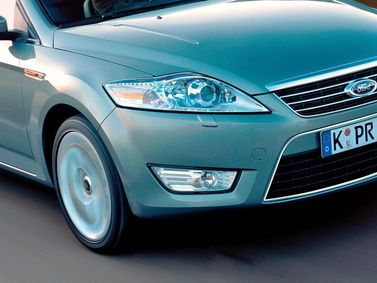Ford Mondeo IV, Седан — вид спереди справа