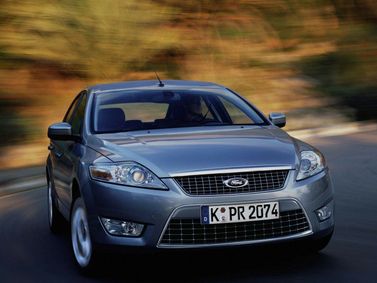 Ford Mondeo IV, Седан — вид спереди справа