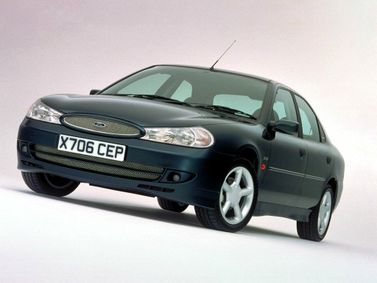 Ford Mondeo II, Лифтбэк — вид спереди справа