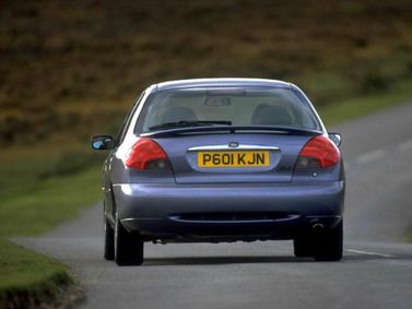 Ford Mondeo II, Лифтбэк — вид сзади