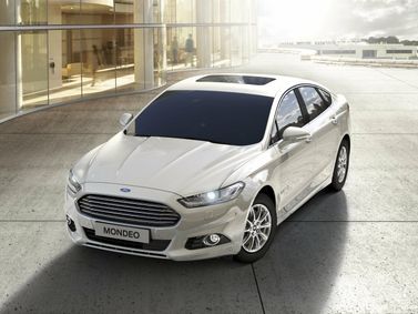 Ford Mondeo V, Седан — вид спереди справа