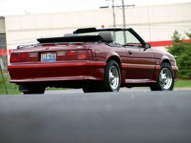 Ford Mustang III Рестайлинг, Кабриолет — вид сзади справа