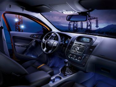 Ford Ranger T6، بيك أب بكابينة ونصف — منطقة السائق