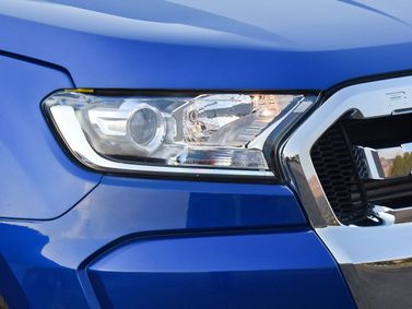 Ford Ranger عملية فيس ليفت T6، بيك أب بكابينة ونصف — المصباح الأمامي