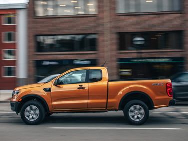 Ford Ranger عملية فيس ليفت T6 2، بيك أب بكابينة ونصف — منظر من الجانب الأيمن