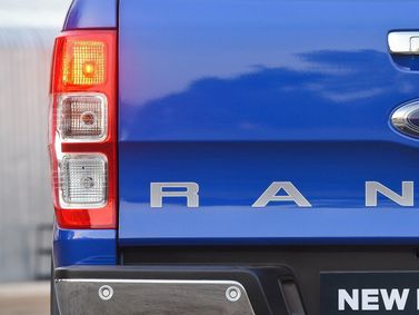 Ford Ranger عملية فيس ليفت T6، بيك أب بكابينة ونصف — الجزء الخلفي من السيارة عن قرب