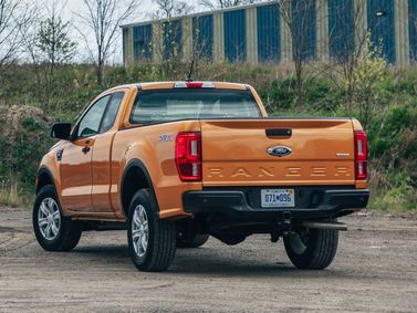 Ford Ranger عملية فيس ليفت T6 2، بيك أب بكابينة ونصف — منظر خلفي بزاوية ثلاثة أرباع
