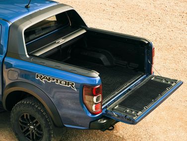 Ford Ranger عملية فيس ليفت T6 2، بيك أب بكابينة مزدوجة Raptor — منظر خلفي بزاوية ثلاثة أرباع