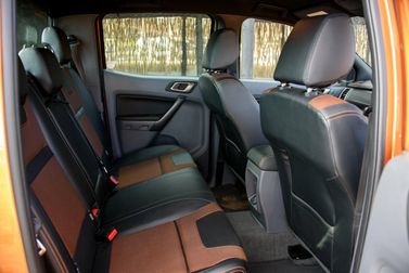 Ford Ranger عملية فيس ليفت T6، بيك أب بكابينة مزدوجة — المقاعد الخلفية