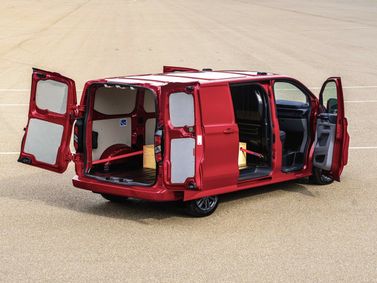Ford Transit Custom ثانياً، فان SWB Van — منظر خلفي بزاوية ثلاثة أرباع